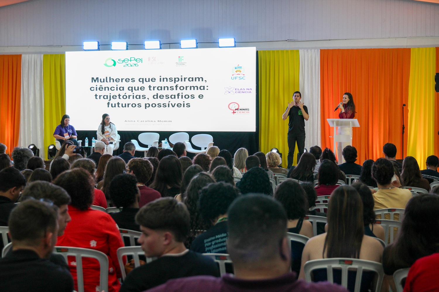 Professora Tula Bisol (em pé, à direita) foi a mediadora da conversa