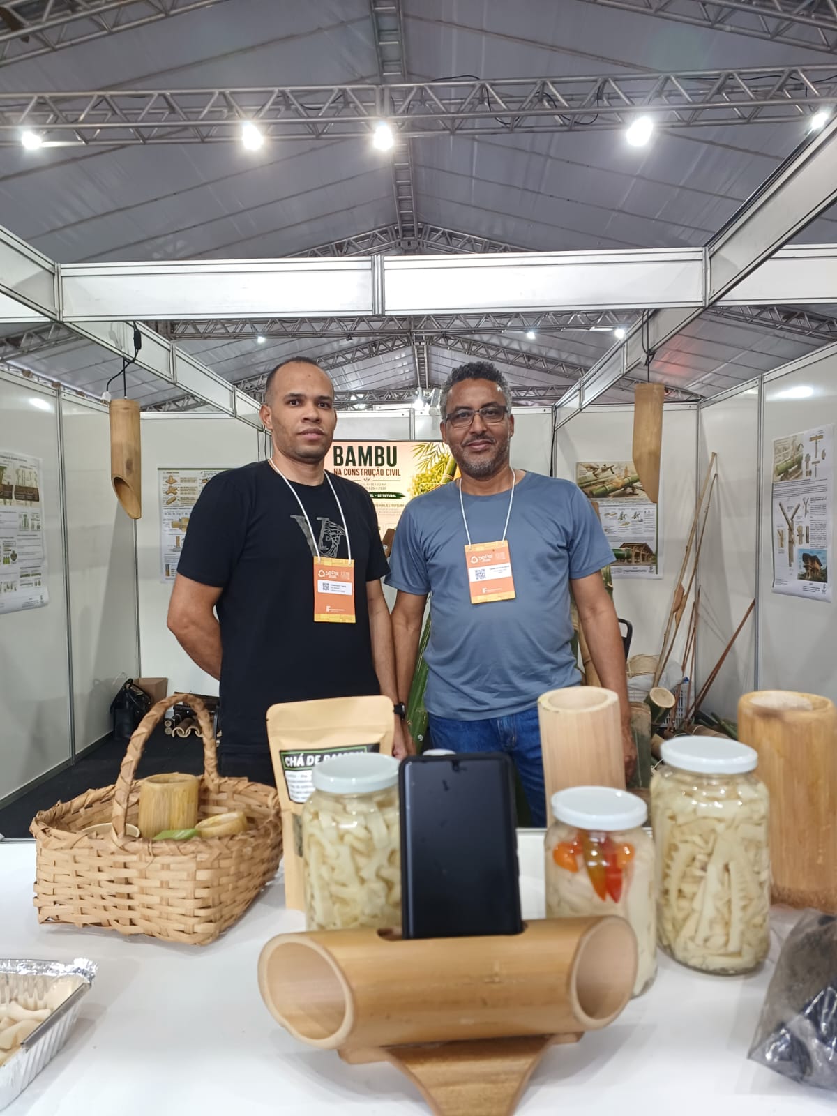 O bolsista Gutemberg Vieira de Souza e o professor Israel no estande da Vitrine de Projetos