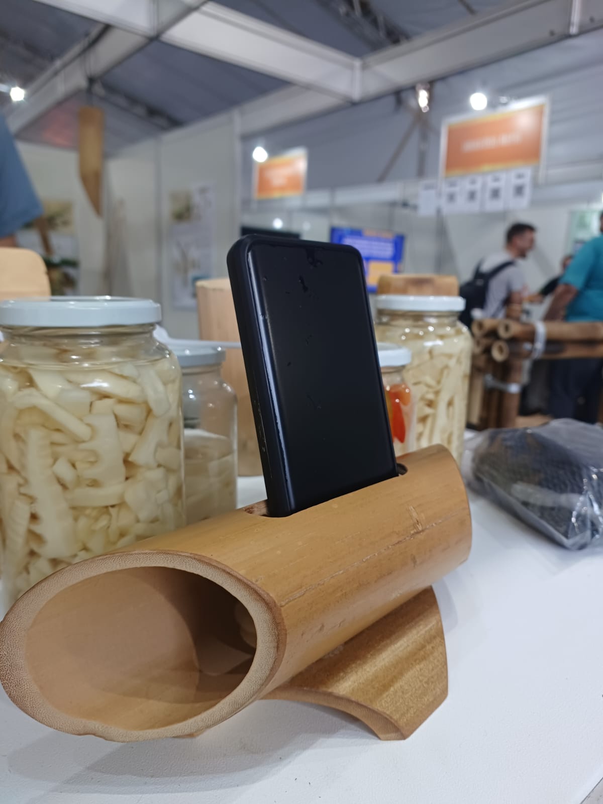 Amplificador para som de celular feito de bambu