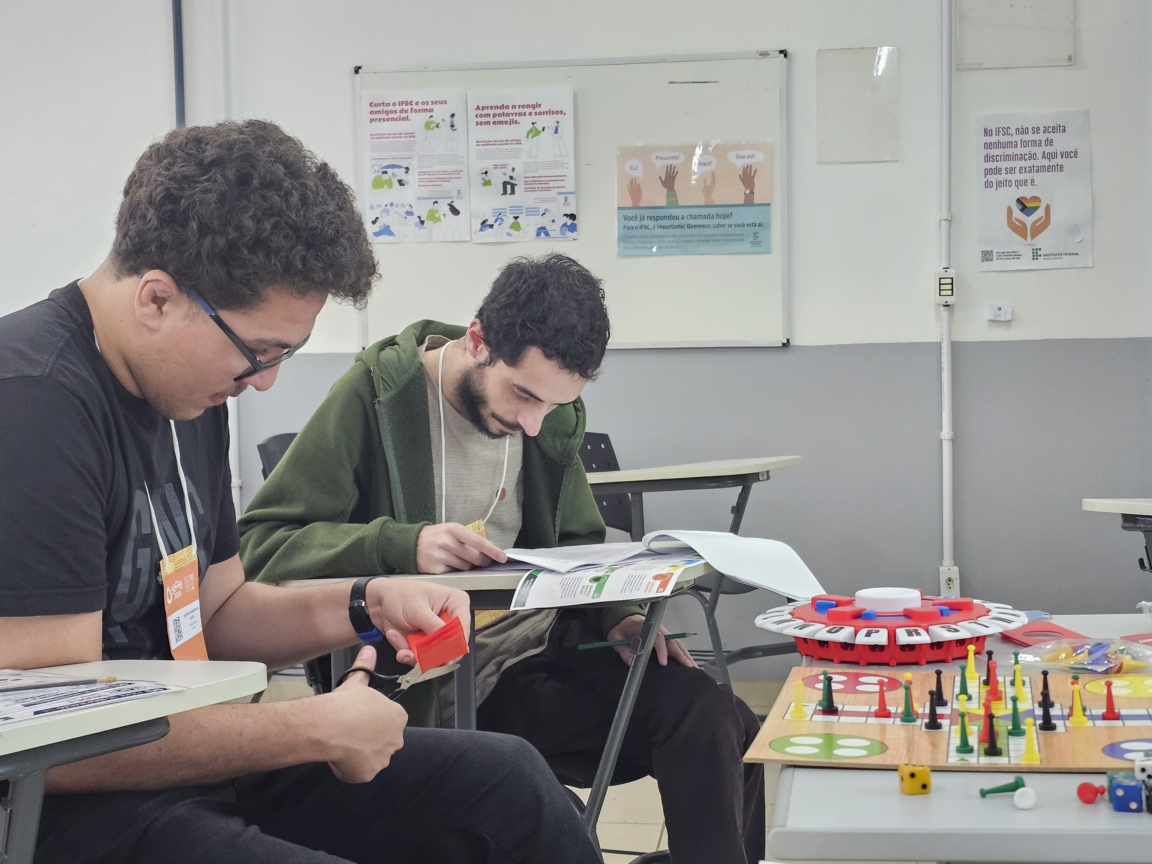 Os estudantes receberam instruções e materiais para desenvolver os jogos