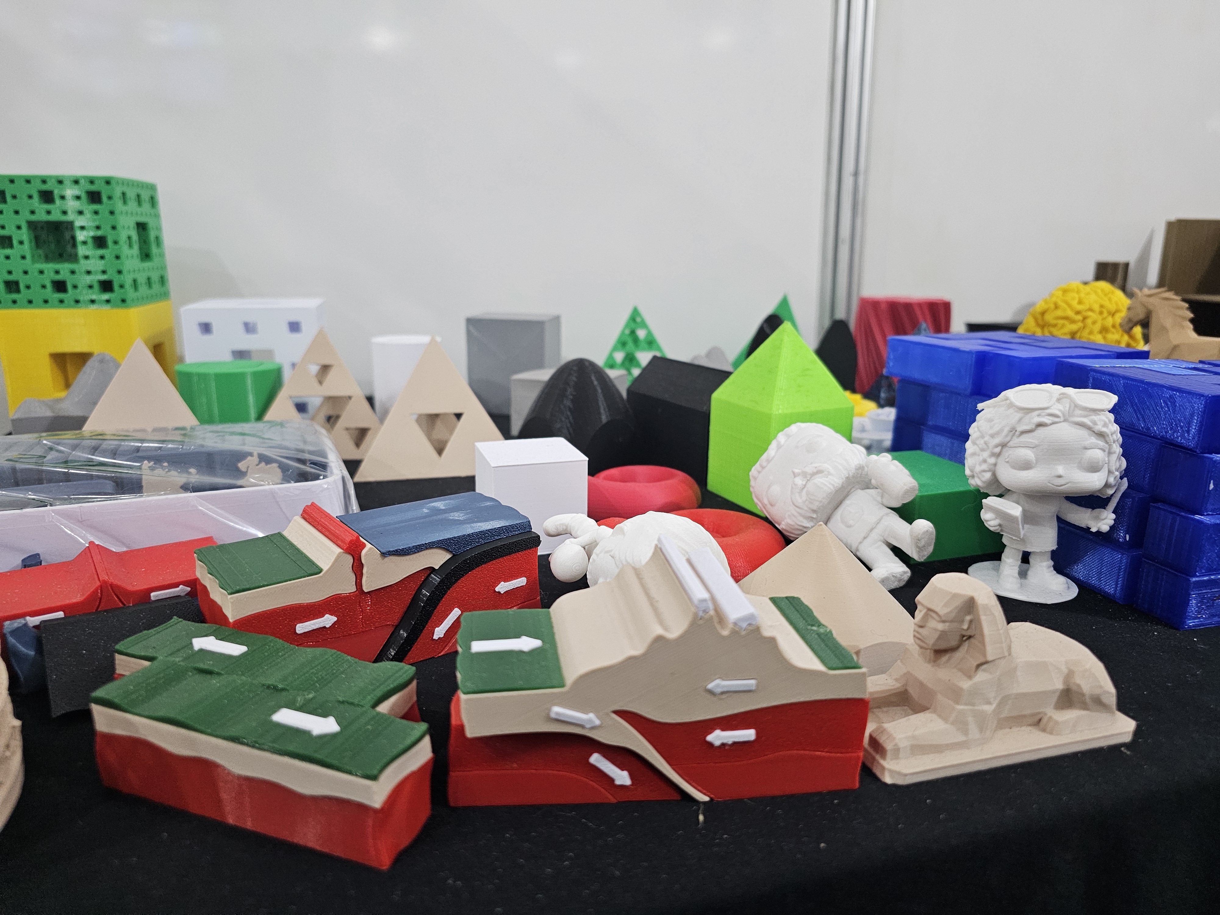 Materiais são produzidos com equipamentos como impressora 3D, máquina de corte a laser e máquina de corte e vinco, para serem usados em atividades do IFSC e de outras instituições (Foto: Felipe Silva)