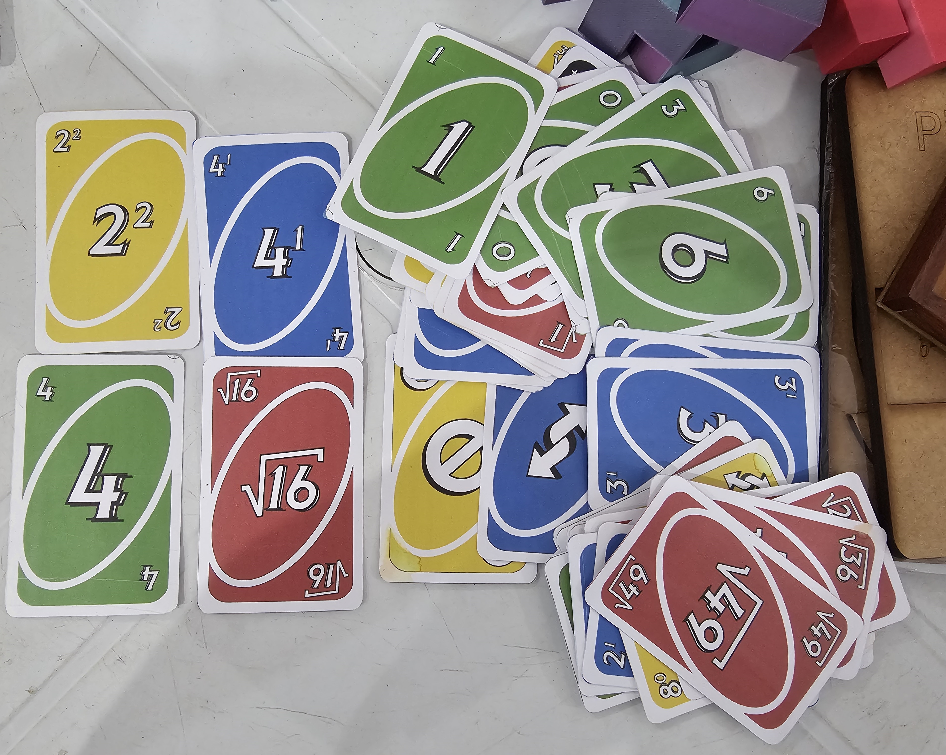 Com a técnica da sublimação, podem ser produzidas peças coloridas, como o baralho para ensino de matemática (Foto: Felipe Silva)