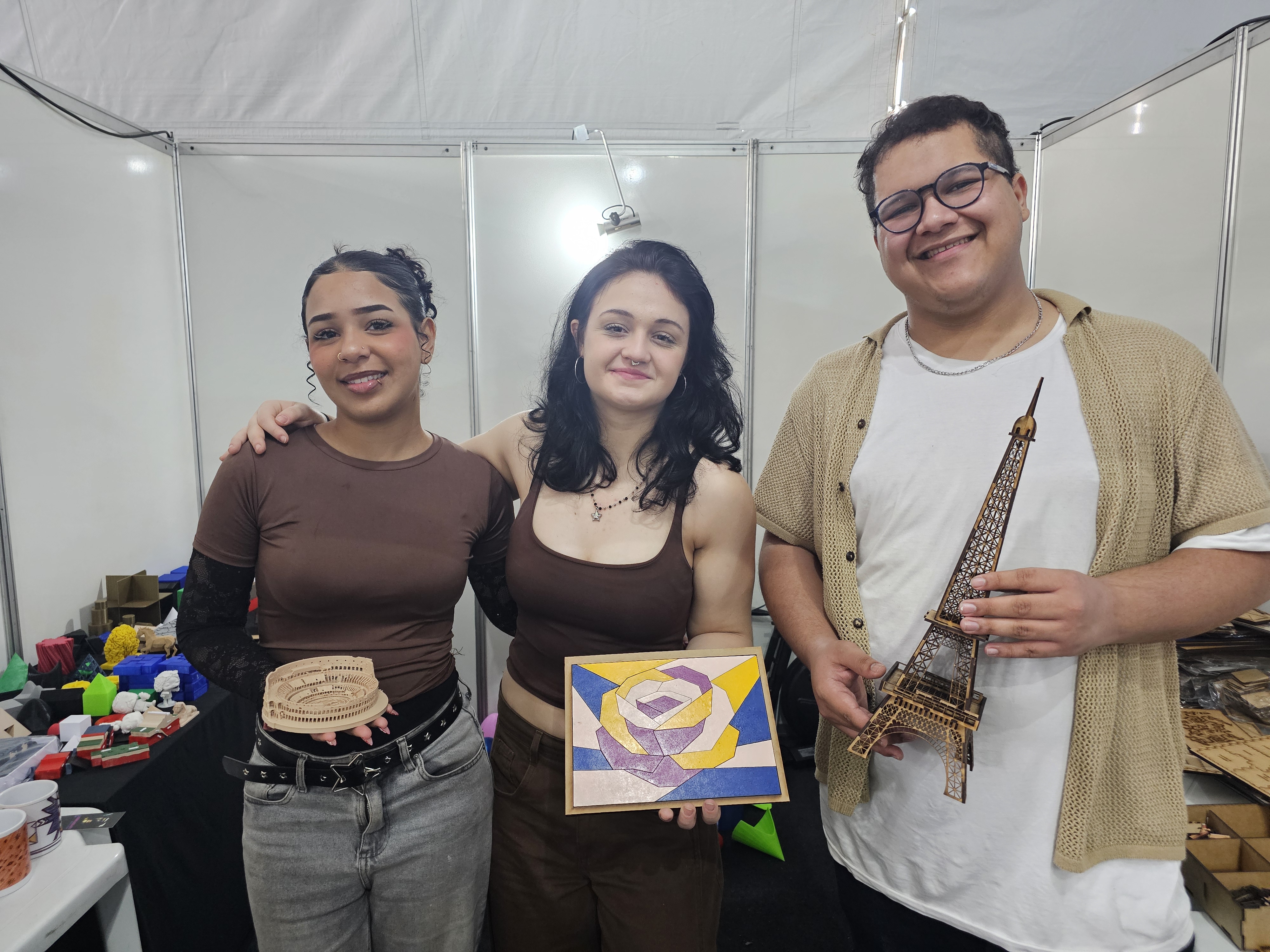 (da esq. para a dir.) Vitória, Rafaela e Luís Vítor são bolsistas do grupo 