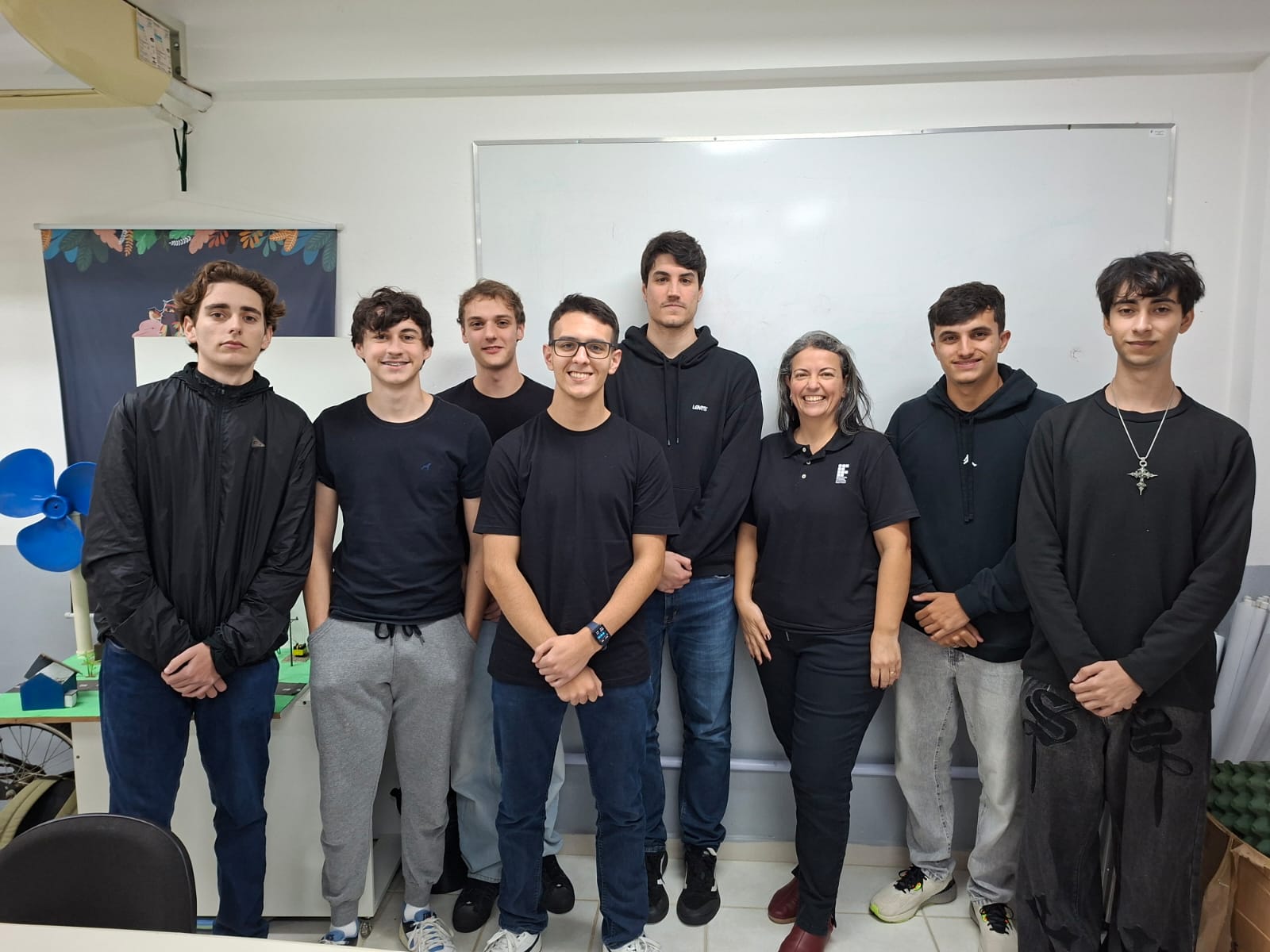 Estudantes da Engenharia Mecânica do câmpus Rau e a orientadora do projeto, professora Vanessa Hopner.