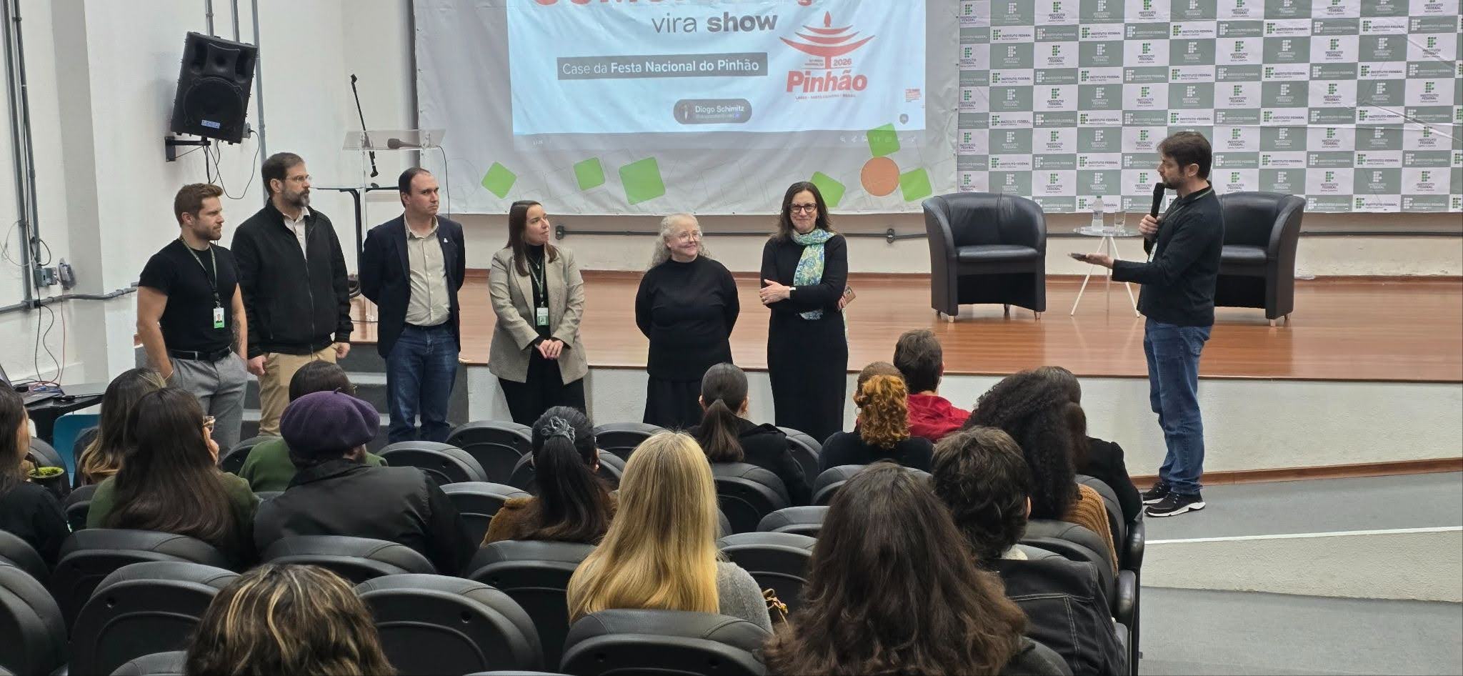 Vilson Heck Junior, diretor-geral do Câmpus Lages, apresenta os docentes da Especialização em Marketing.