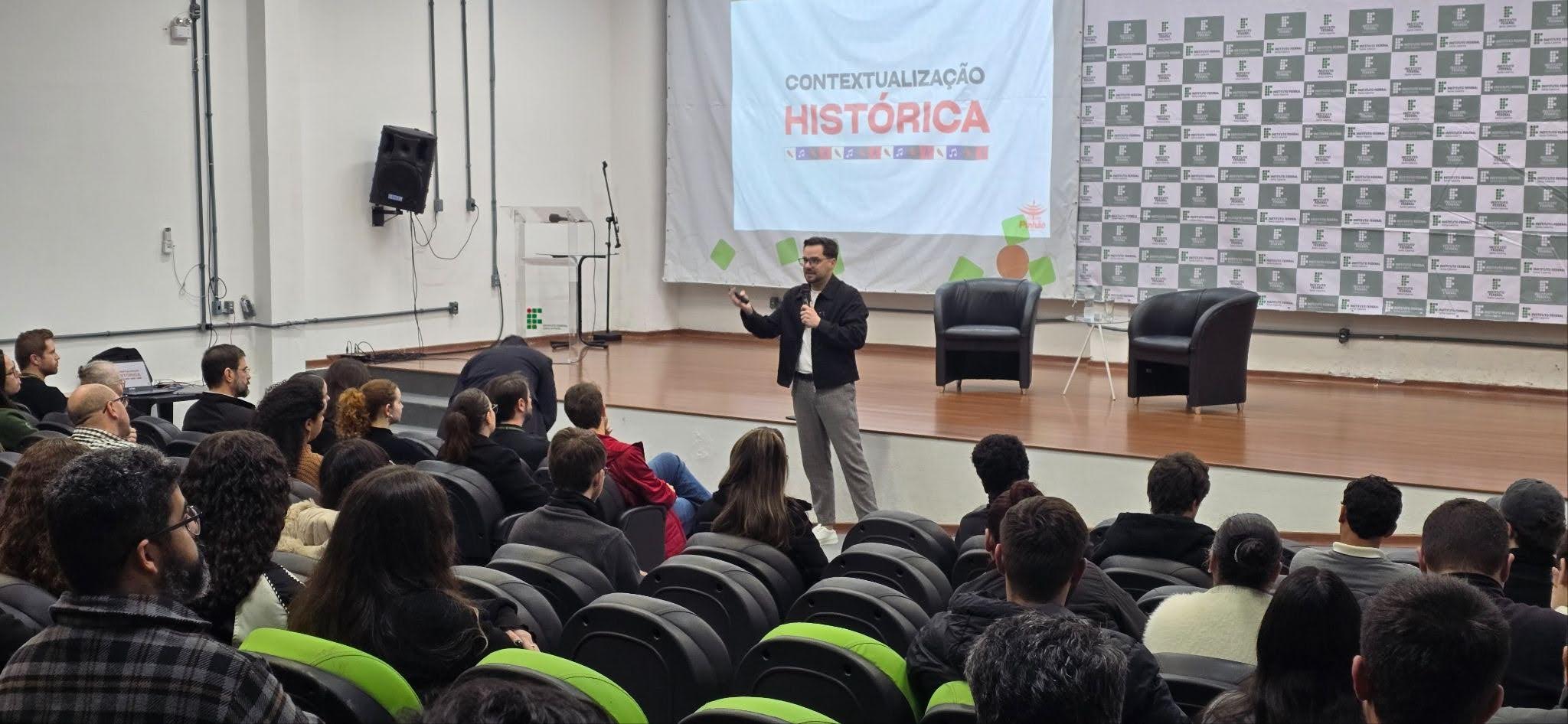 Diogo Schmitz, secretário executivo de Comunicação da Prefeitura de Lages, ministra palestra sobre estratégias de comunicação da Festa Nacional do Pinhão