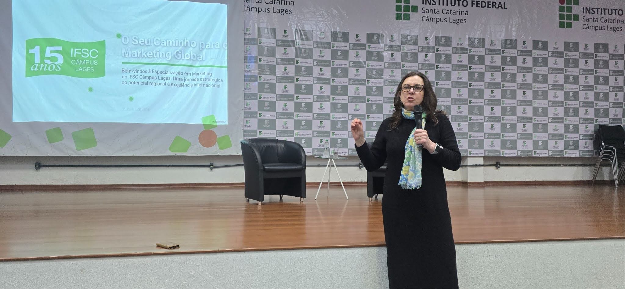 Joelma Kremer, coordenadora do curso, detalha o plano de ensino.