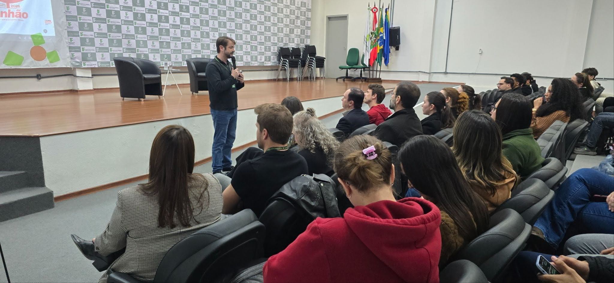 Diretor-geral do IFSC Câmpus Lages, Vilson Heck Junior, dá as boas-vindas aos estudantes da Especialização em Marketing.