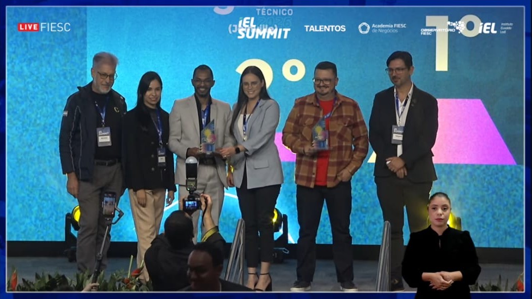 Coordenador do setor de Estágio do Câmpus Lages, Délcio Vieira Neto, recebe a premiação pelo Câmpus Lages