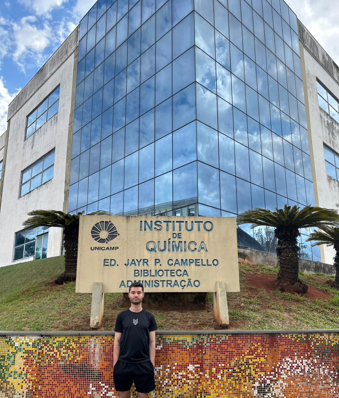 Gustavo Garcia Bernardez(25), em frente do Instituto de Química da Unicamp(2026).