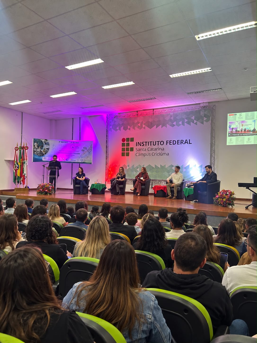 Mesa Redonda na primeira noite (15) do evento.