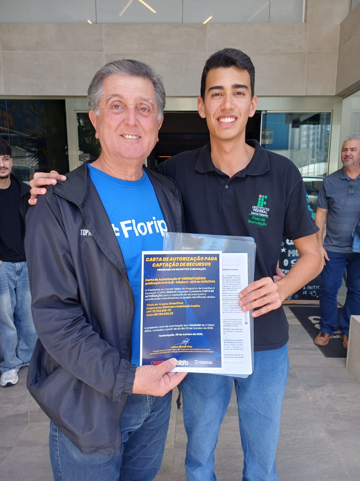 Germano (à direita) com o prefeito de Florianópolis, Topázio Neto, na cerimônia de entrega da carta de autorização para captar recursos