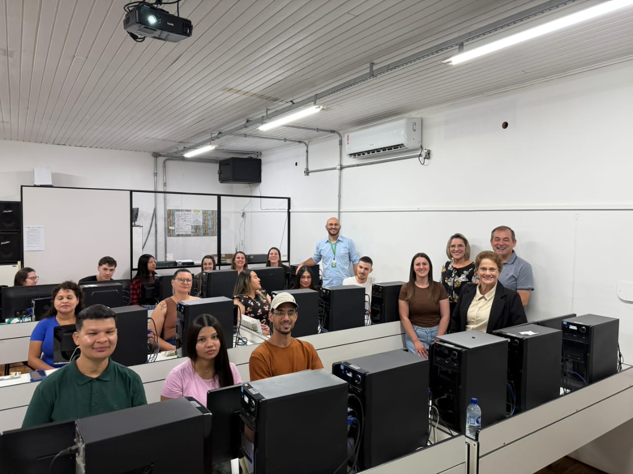 Aula inaugural foi realizada em Pinhalzinho, com a presença do diretor do Câmpus São Lourenço do Oeste e autoridades (em pé)