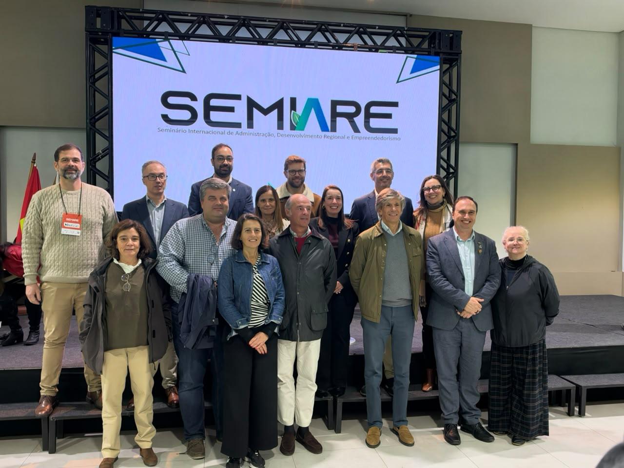 Equipe organizadora do SEMIARE 2026, a LIDERE, com os representantes portugueses durante o evento.