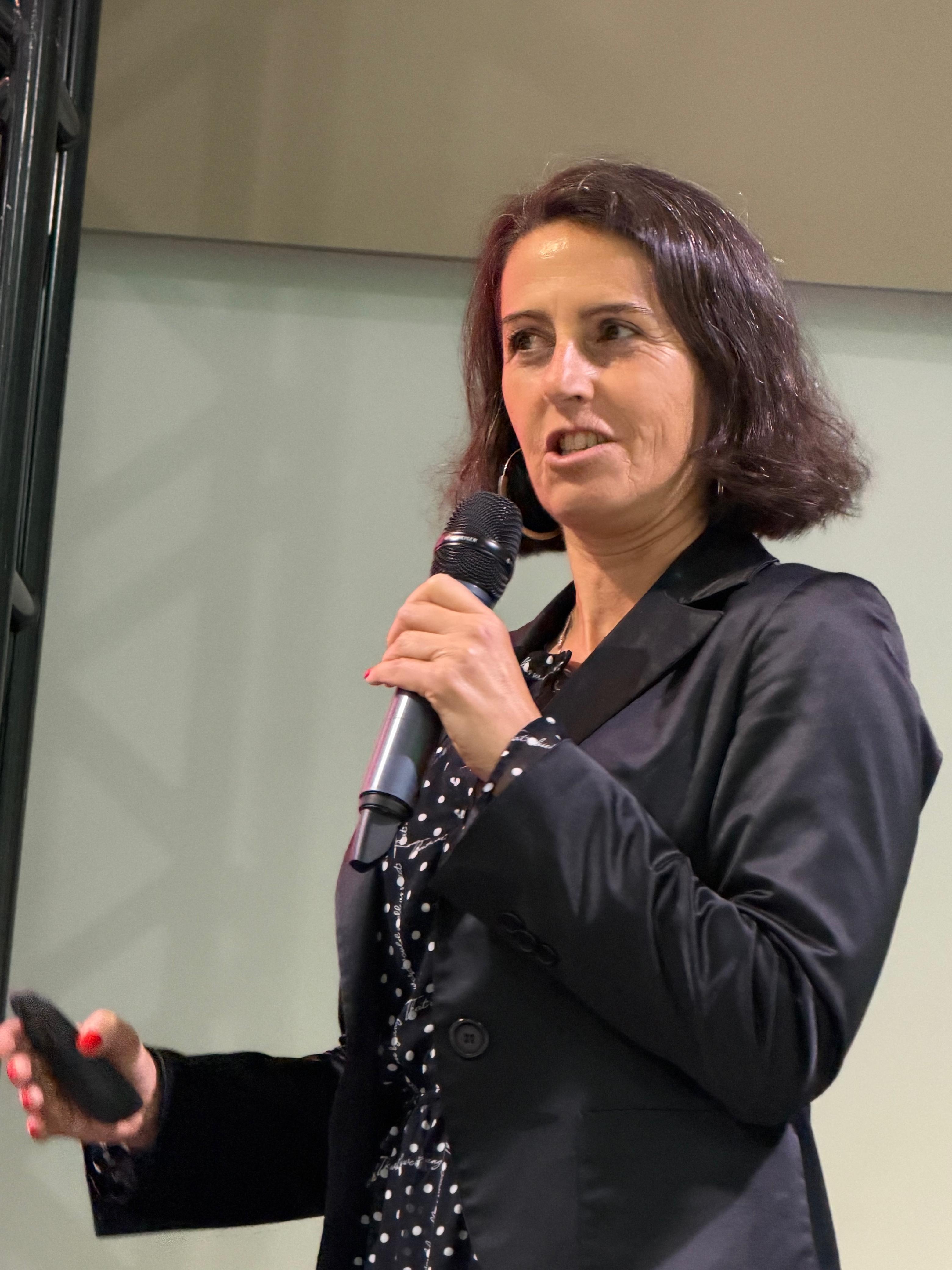 Teresa Coelho durante a palestra de abertura do SEMIARE 2026.
