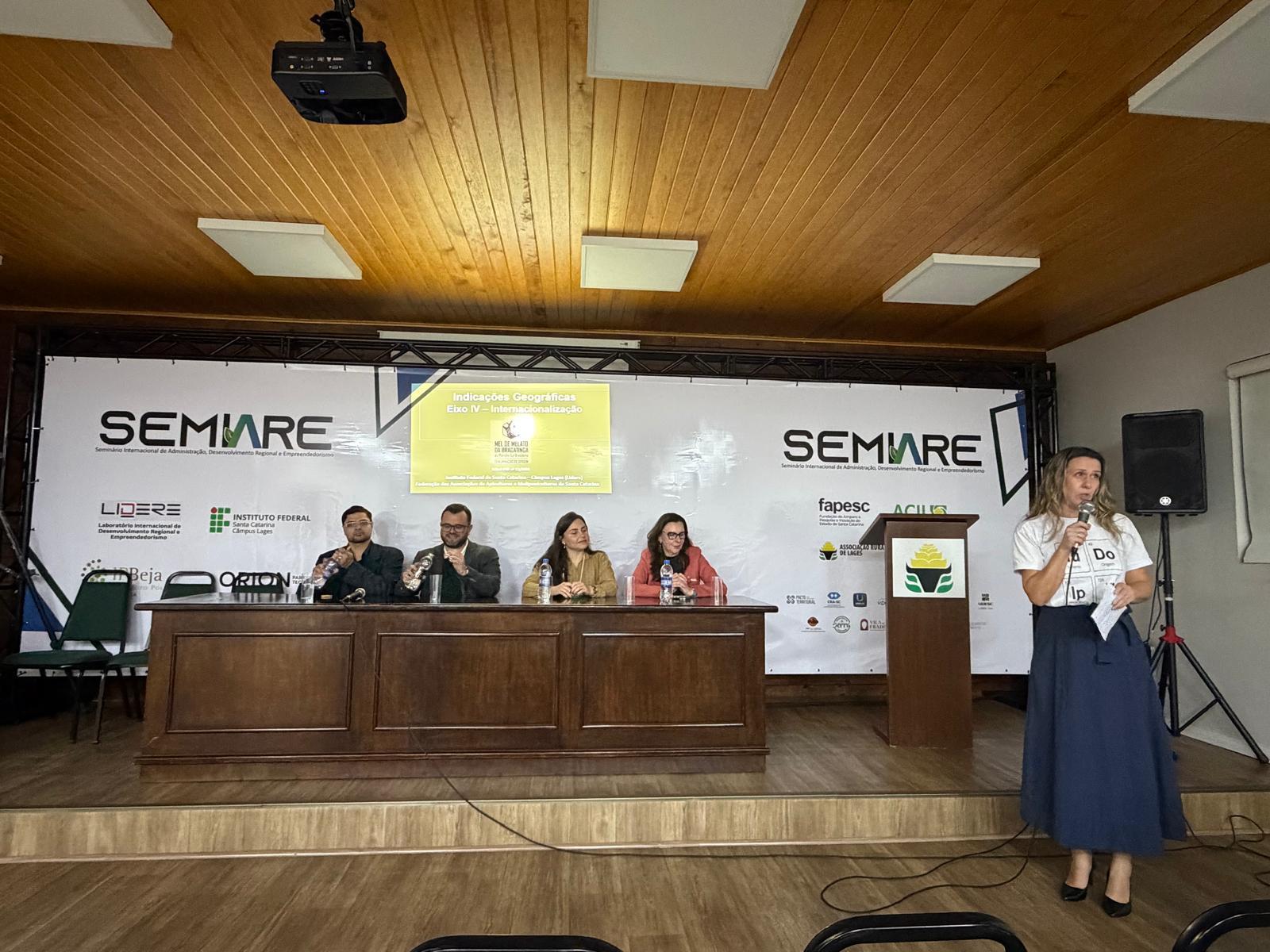A professora Paula Fabiane Martins (IFSP) conduz mesa-redonda com os professores Jucelio Kulmann de Medeiros, Tiago Alvarenga e Joelma Kremer (IFSC), além de Caroline Maciel (Faasc), durante o SEMIARE 2026.