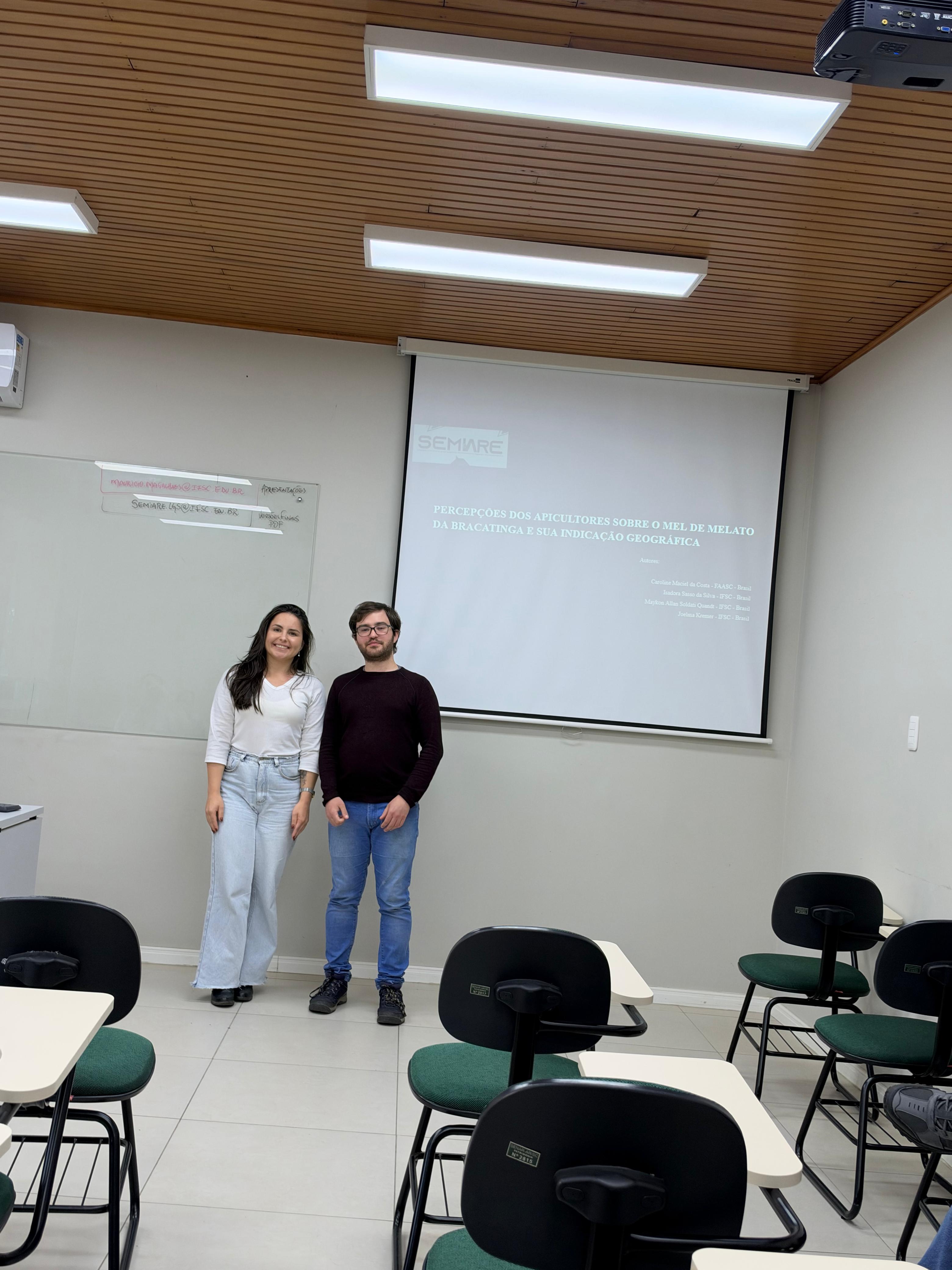 Os bolsistas Caroline Maciel e Maykon Allan Soldati Quandt apresentam trabalho sobre o Projeto de Internacionalização da IG do Mel de Melato da Bracatinga durante o SEMIARE 2026.
