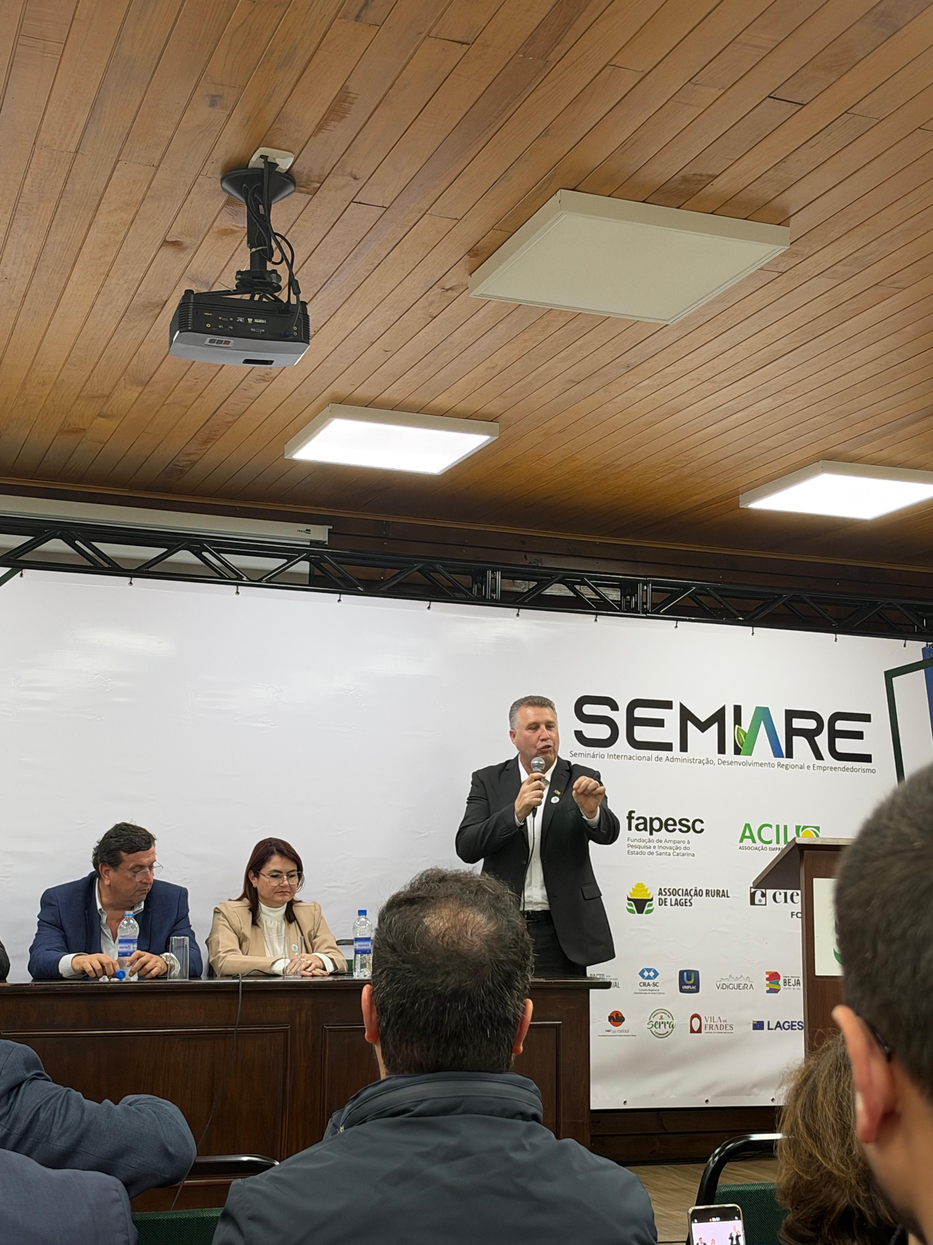 Lucimar Salmória, prefeito de Abdon Batista, durante o SEMIARE 2026.