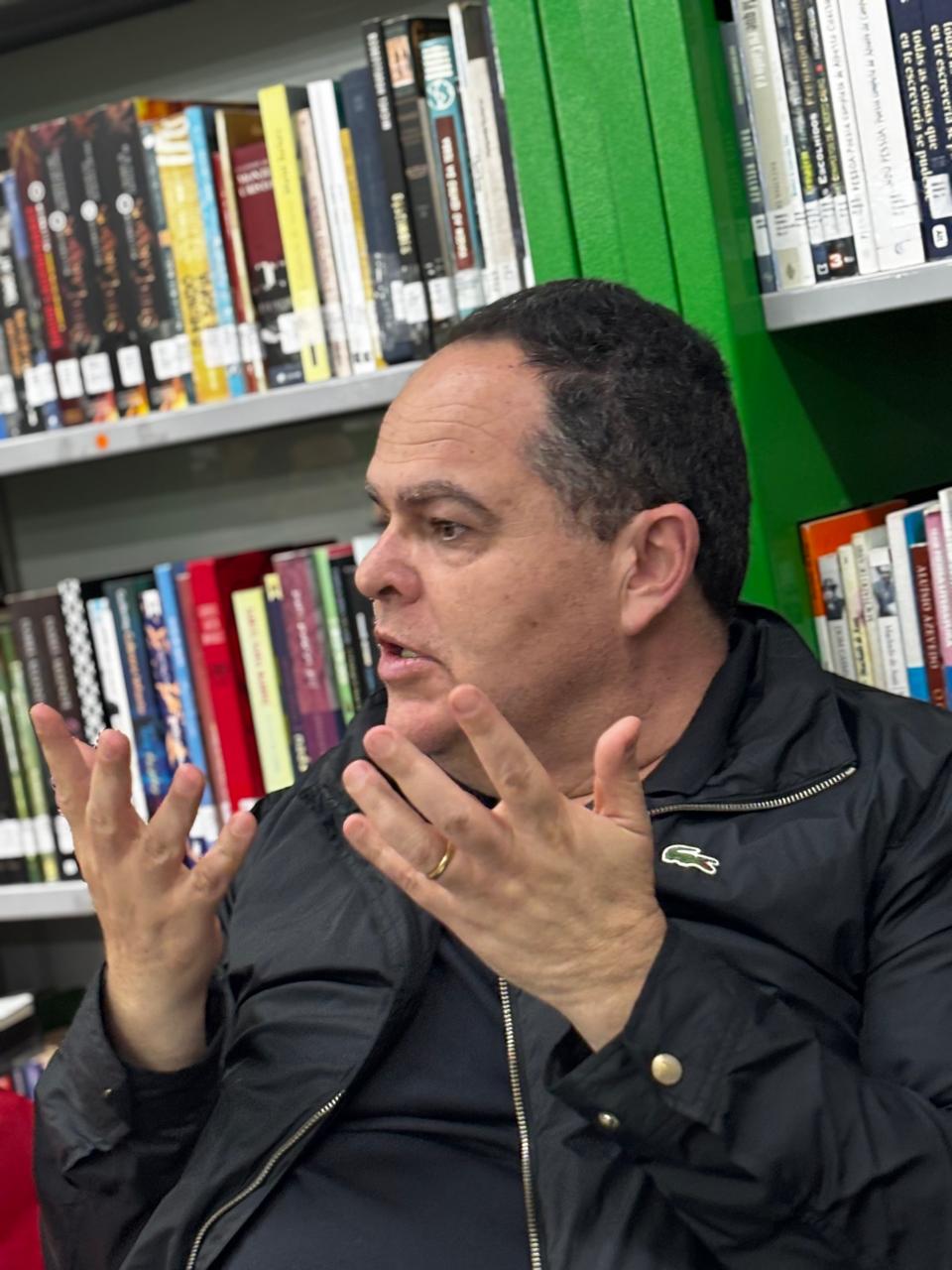 Mauricio Neves de Jesus compartilha sua experiência como escritor com estudantes do IFSC Câmpus Lages e do curso de Letras da Uniplac durante roda de conversa sobre literatura e produção editorial.