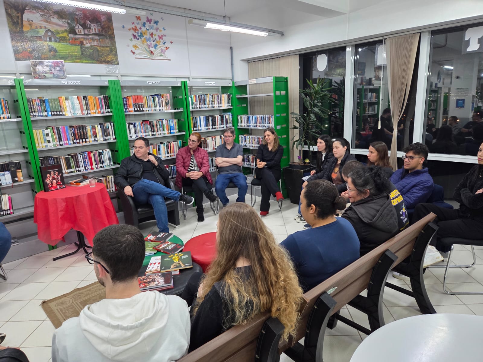 A roda de conversa foi organizada pelos estudantes da 4ª fase do curso Técnico em Química, sob orientação da professora Paula Clarice Santos Grazziotin de Jesus.