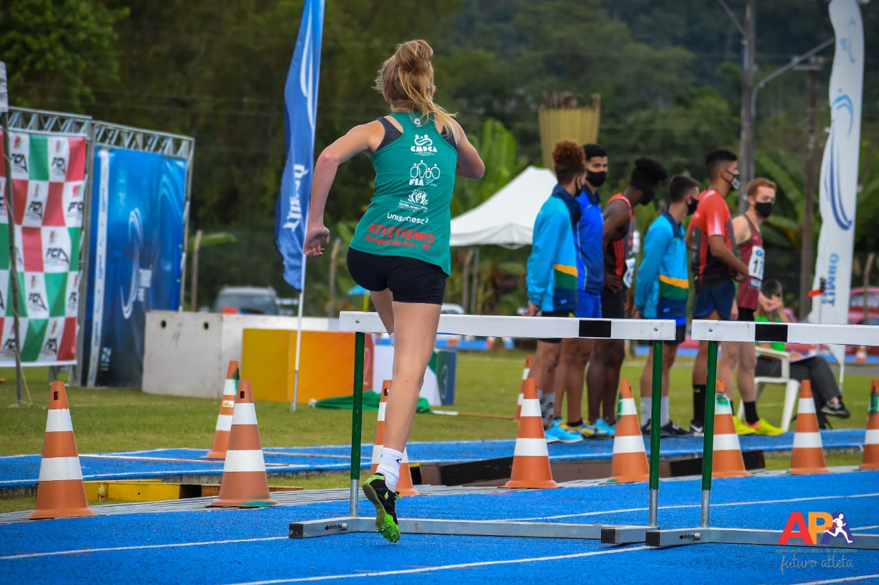 Carla Krueger Lubenow, do técnico integrado em Química de Jaraguá do Sul, garantiu vaga na seletiva nacional para a Gymnasíade 2021 nos 400 metros com barreiras.