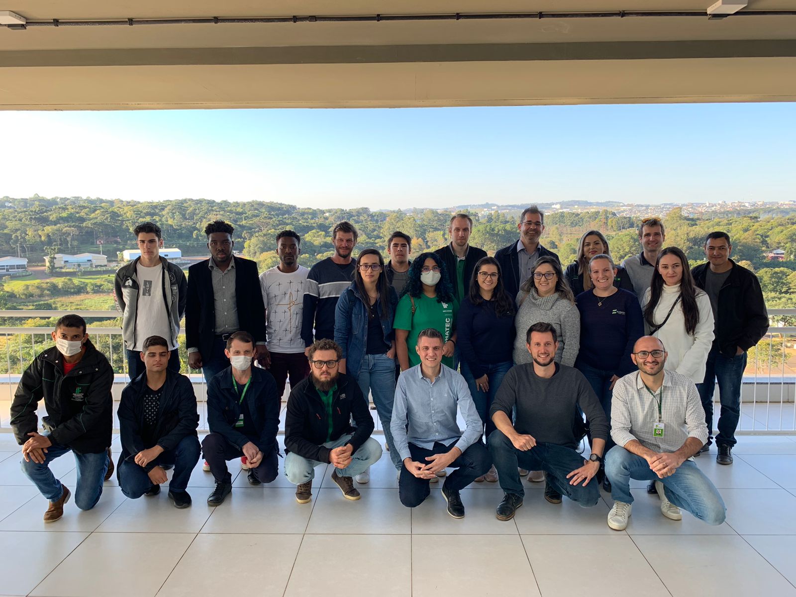 Grupo de estudantes, professores e empresários de São Lourenço do Oeste durante visita ao Pollen Parque
