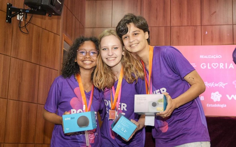 A aluna Izabela (no meio) foi uma das premiadas na categoria Power Girl | Crédito: Embaixada dos EUA