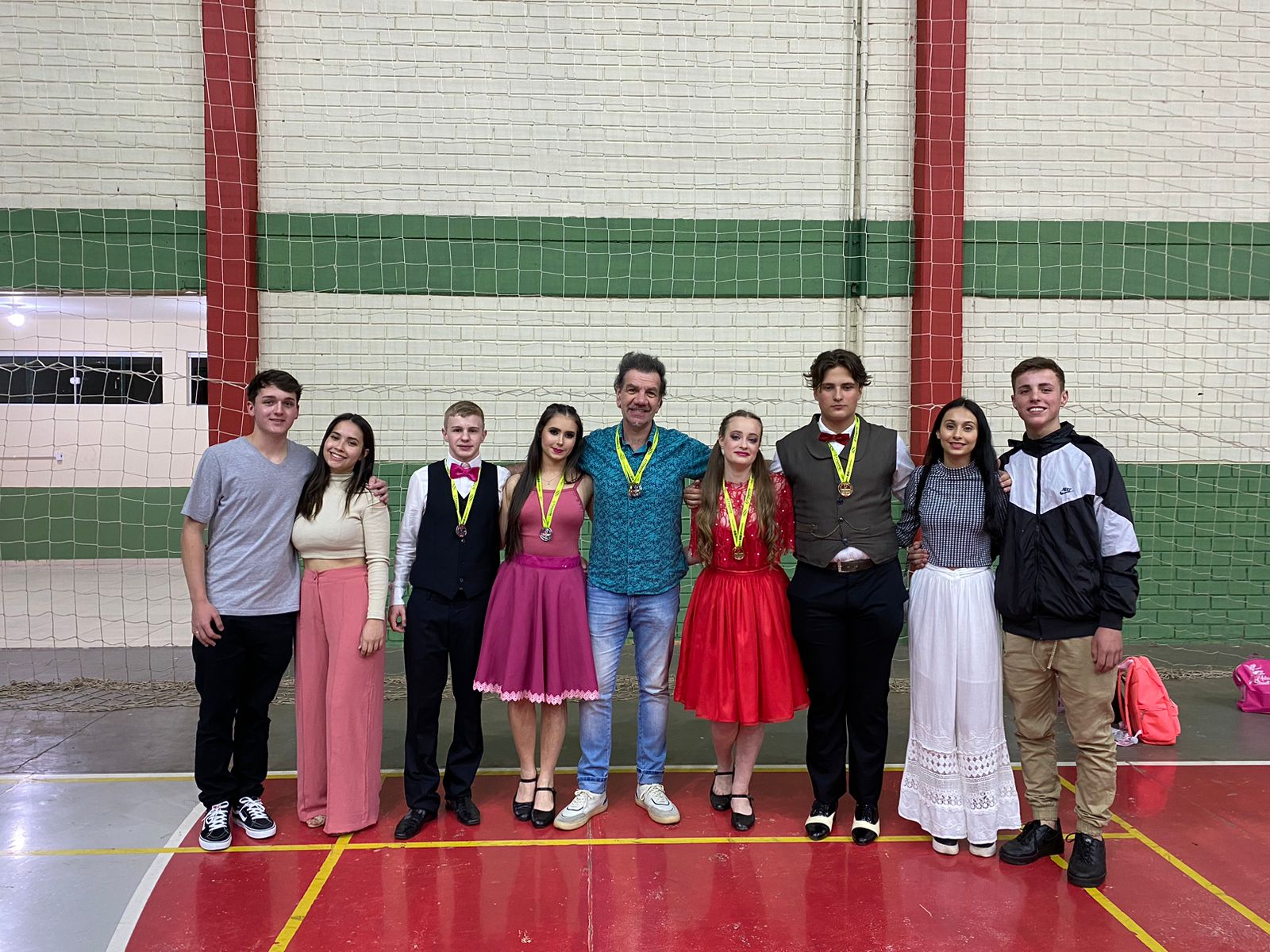 Premiados na dança de salão: Luiz e Letícia (vestido rosa)  conquistaram o 2º lugar e Pedro e Isadora (vestido vermelho) o 1º lugar