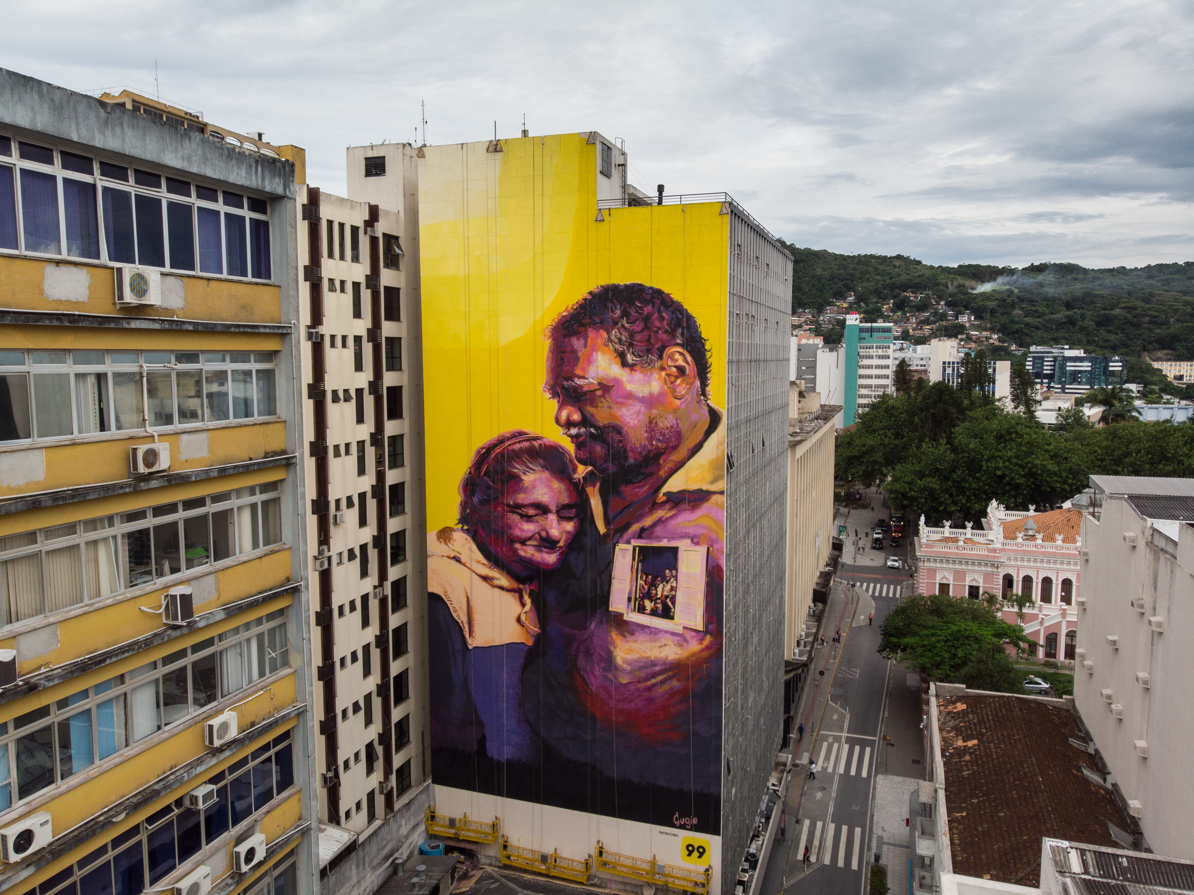 Obra de Gugie em lateral de prédio no centro de Florianópolis / Crédito: Marcelo Pimentel/Instagrafite
