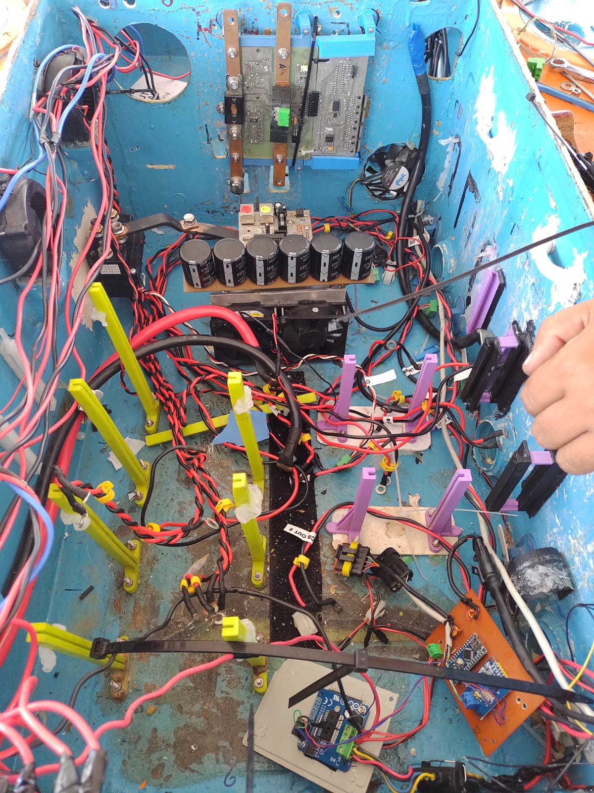 A parte eletrônica do barco, logo após o acidente, com as peças retiradas