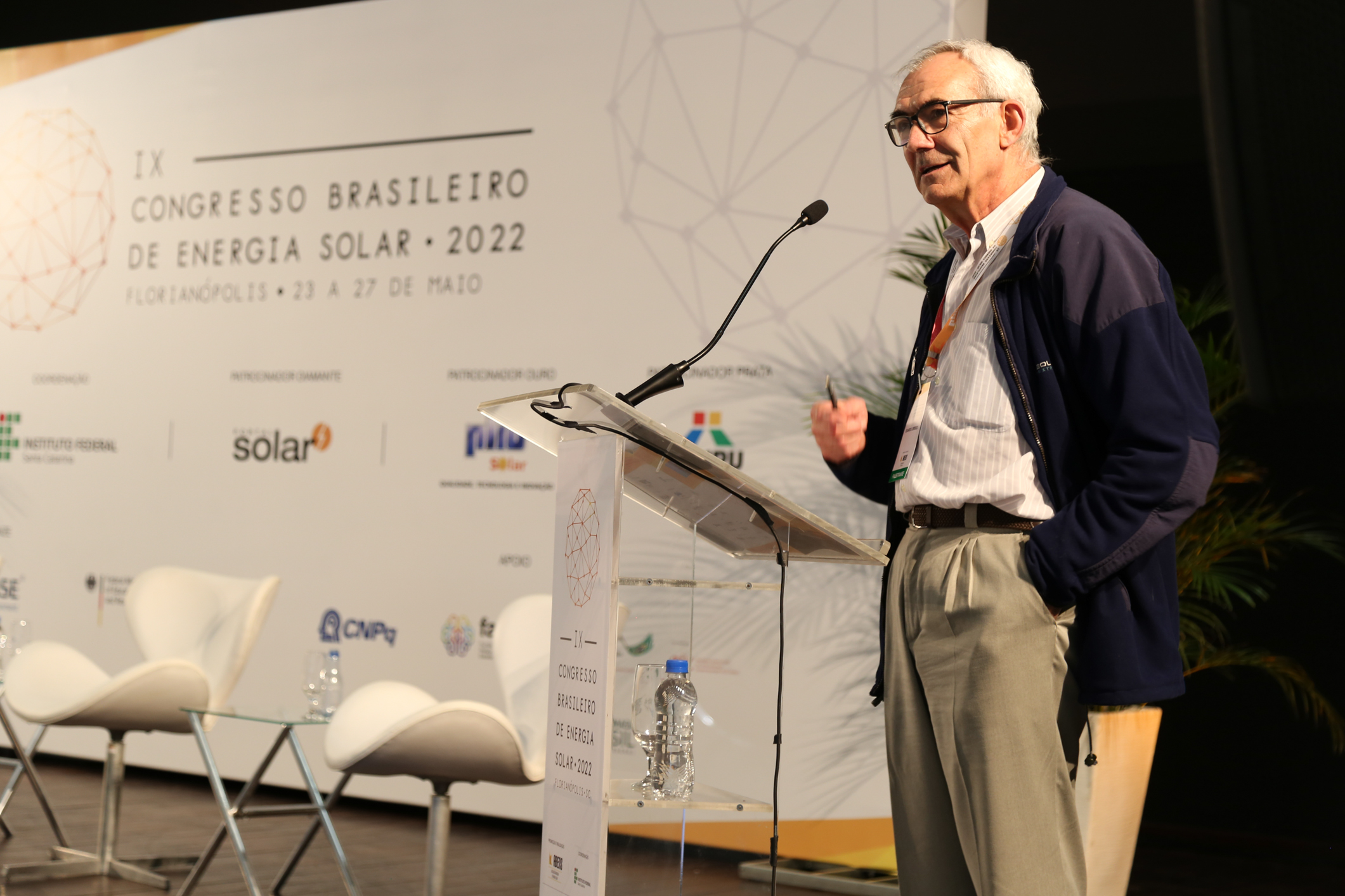 Professor espanhol Eduardo Lorenzo abordou os sistemas fotovoltaicos com módulos bifaciais na primeira plenária do evento | Crédito: Foto Congresso