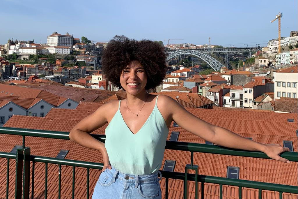 A estudante no World of Wine, em Porto, com a Ponte D. Luís I (a mais famosa da cidade) ao fundo.