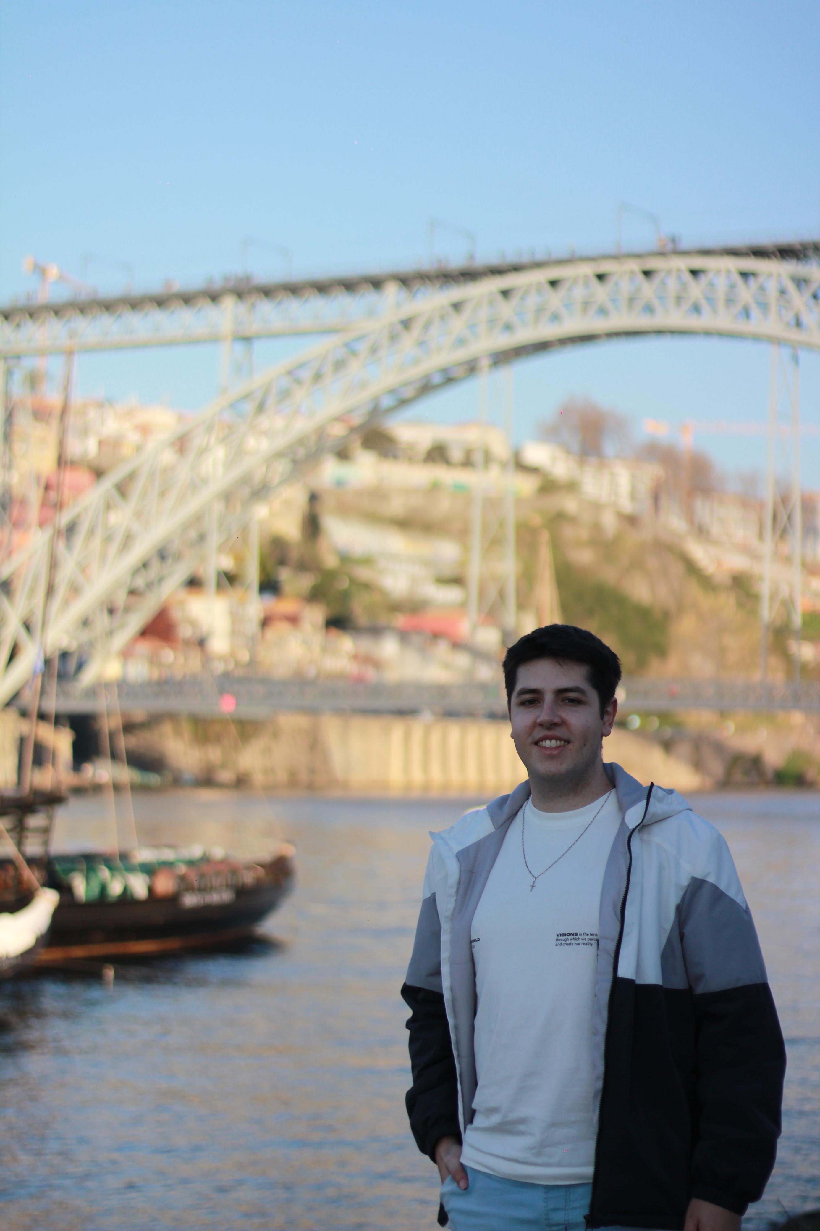 João Pedro Luca Bressiani, do Câmpus Florianópolis, em intercâmbio no ISEP, em Portugal