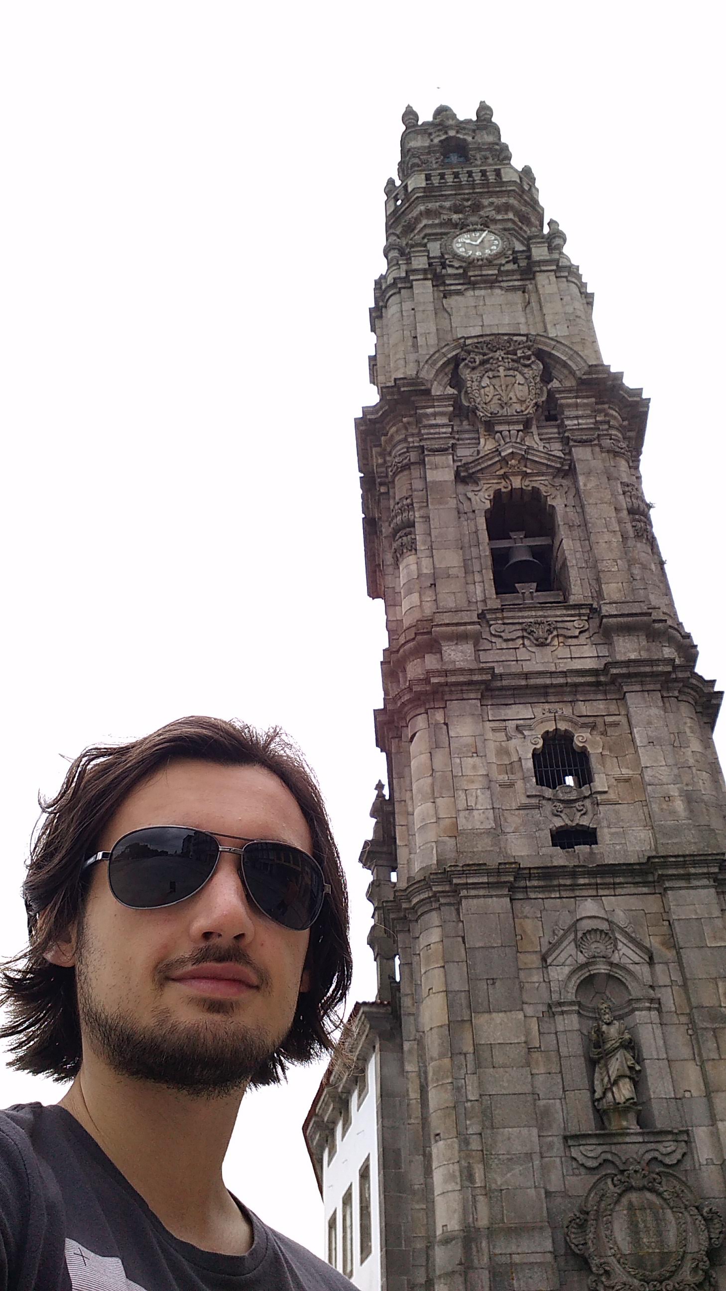 O estudante mora em Porto onde a Torre dos Clérigos é um famoso ponto turístico