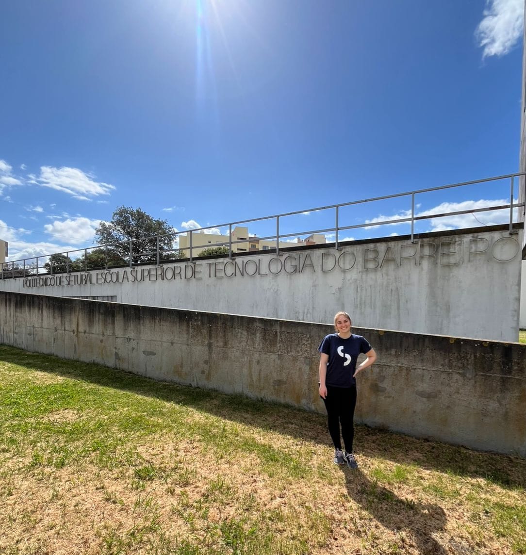 Caroline, em frente ao Instituto Politécnico de Setúbal, onde atuou em um projeto de pesquisa junto com sua colega de curso Maria Eduarda.