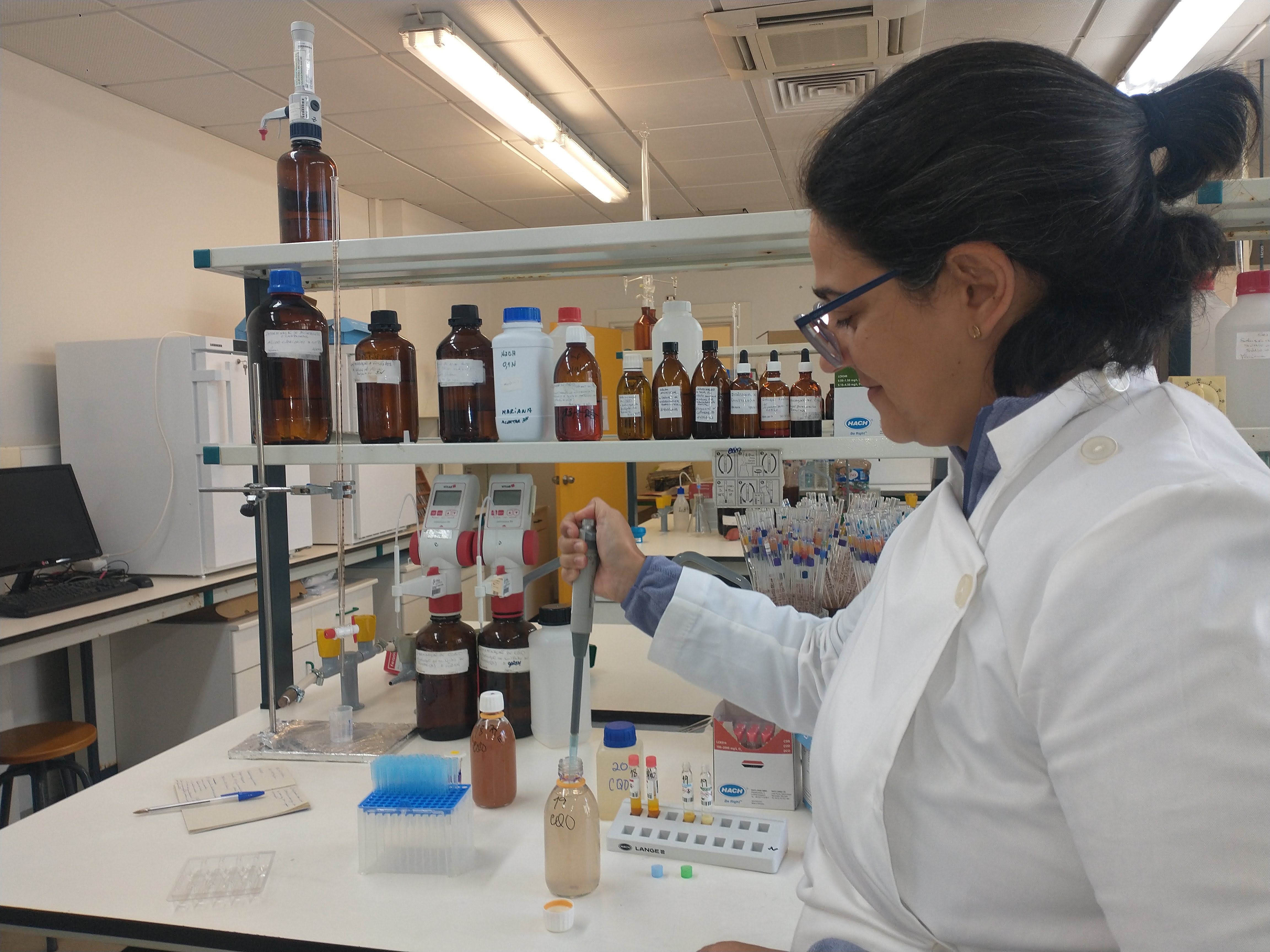 Júlia realizando pesquisa no IPBeja