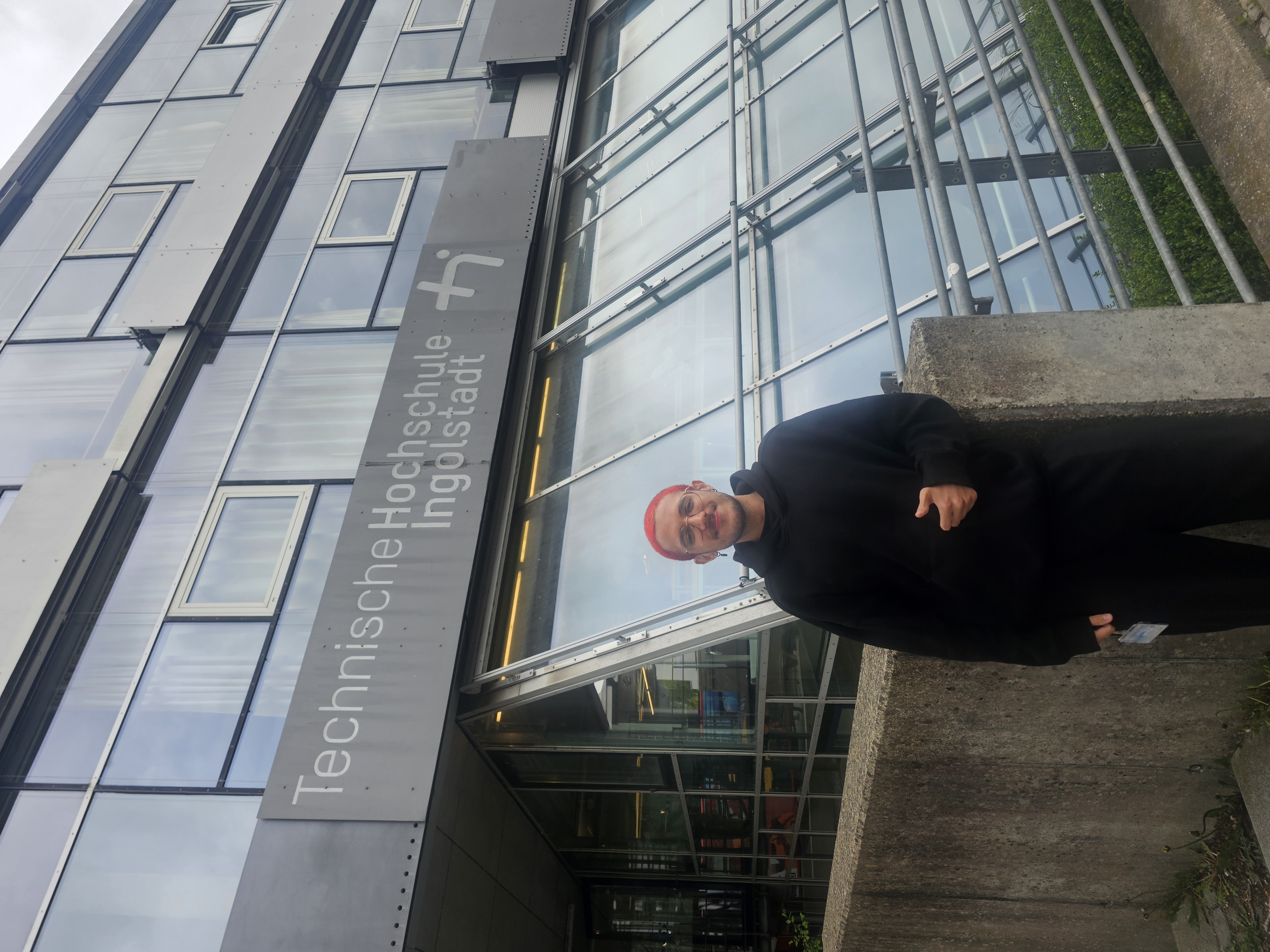 Rhiam em frente à Technische Hochschule Ingolstadt, onde realizou seu intercâmbio