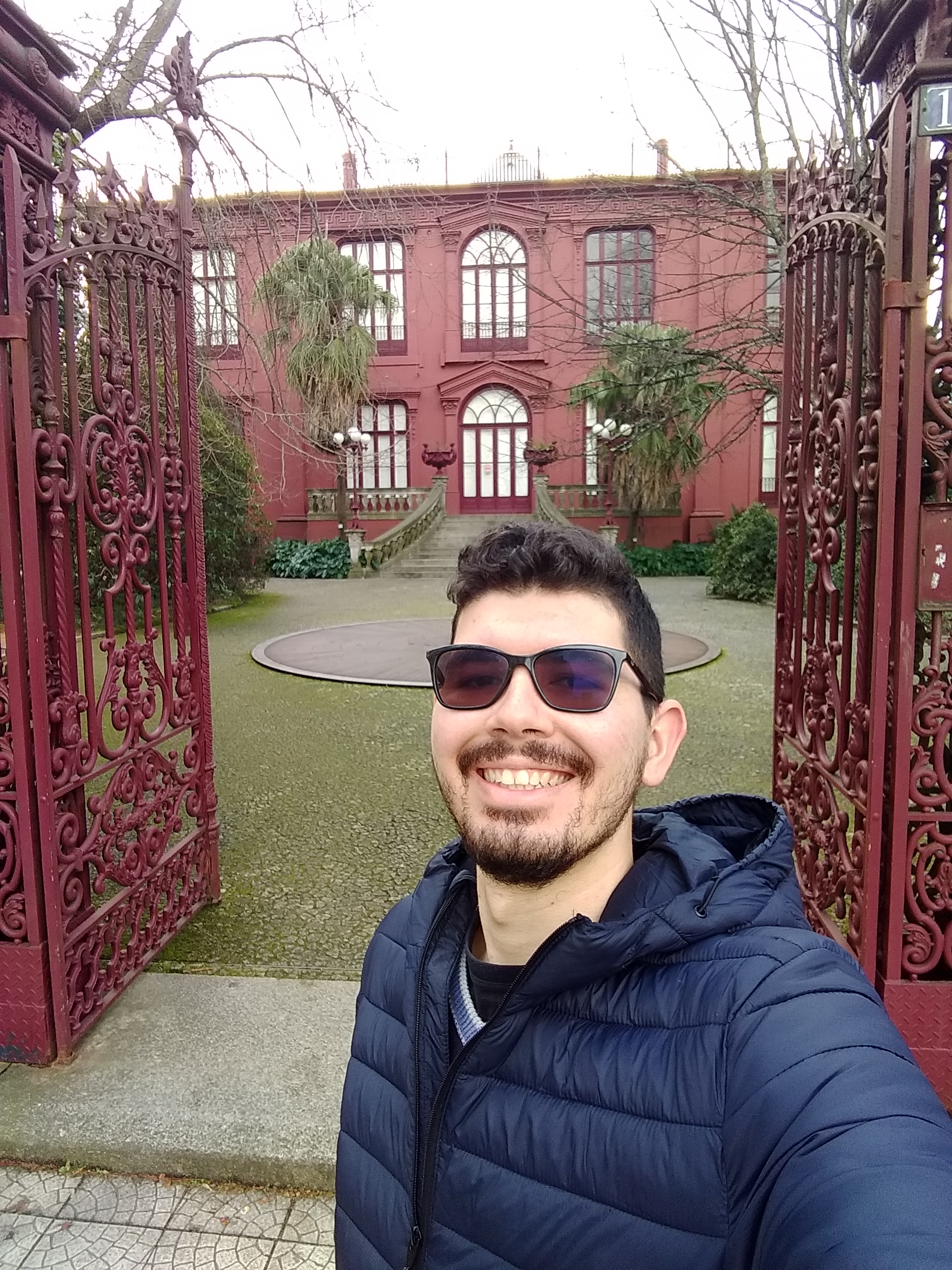 O estudante em frente ao Jardim Botânico em Porto