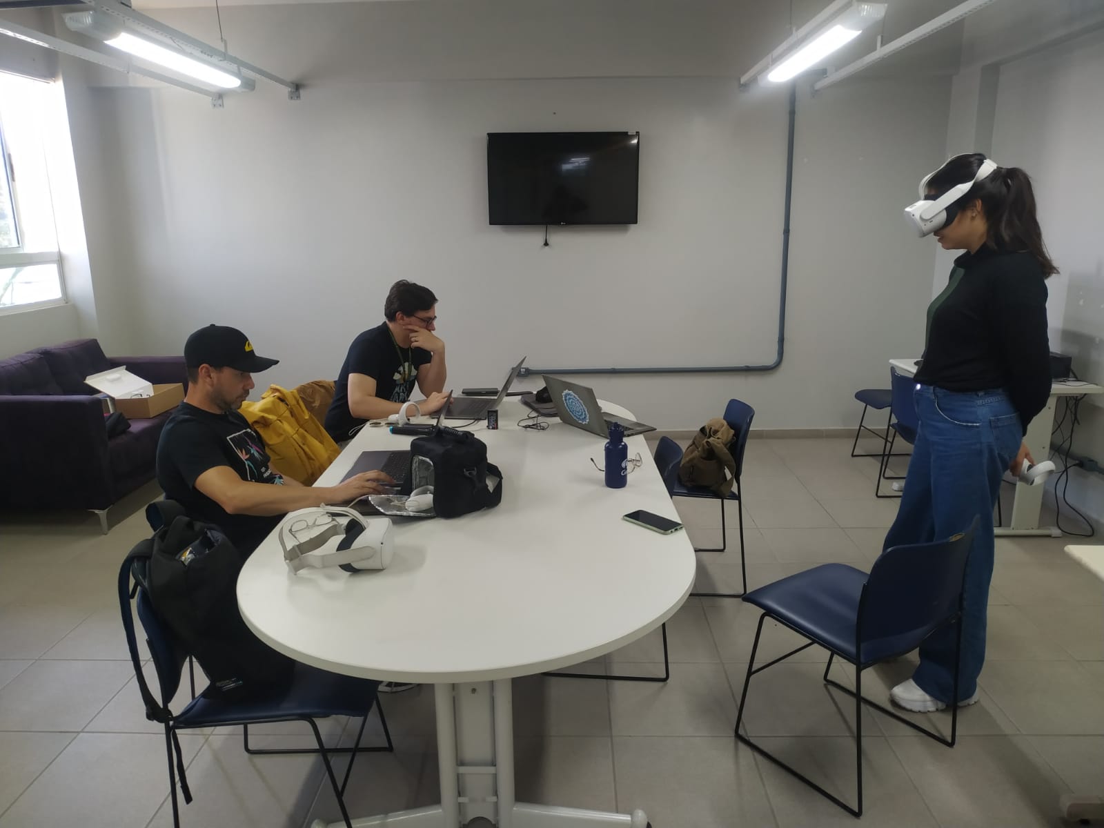 Alunos do projeto Maomé testando o óculos de realidade virtual