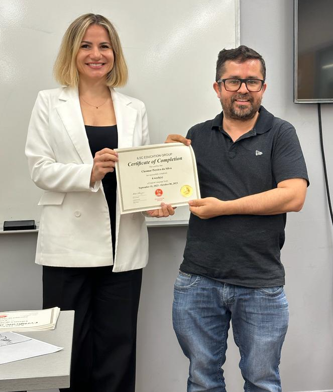 Professor Cleomar recebendo o certificado de conclusão do curso