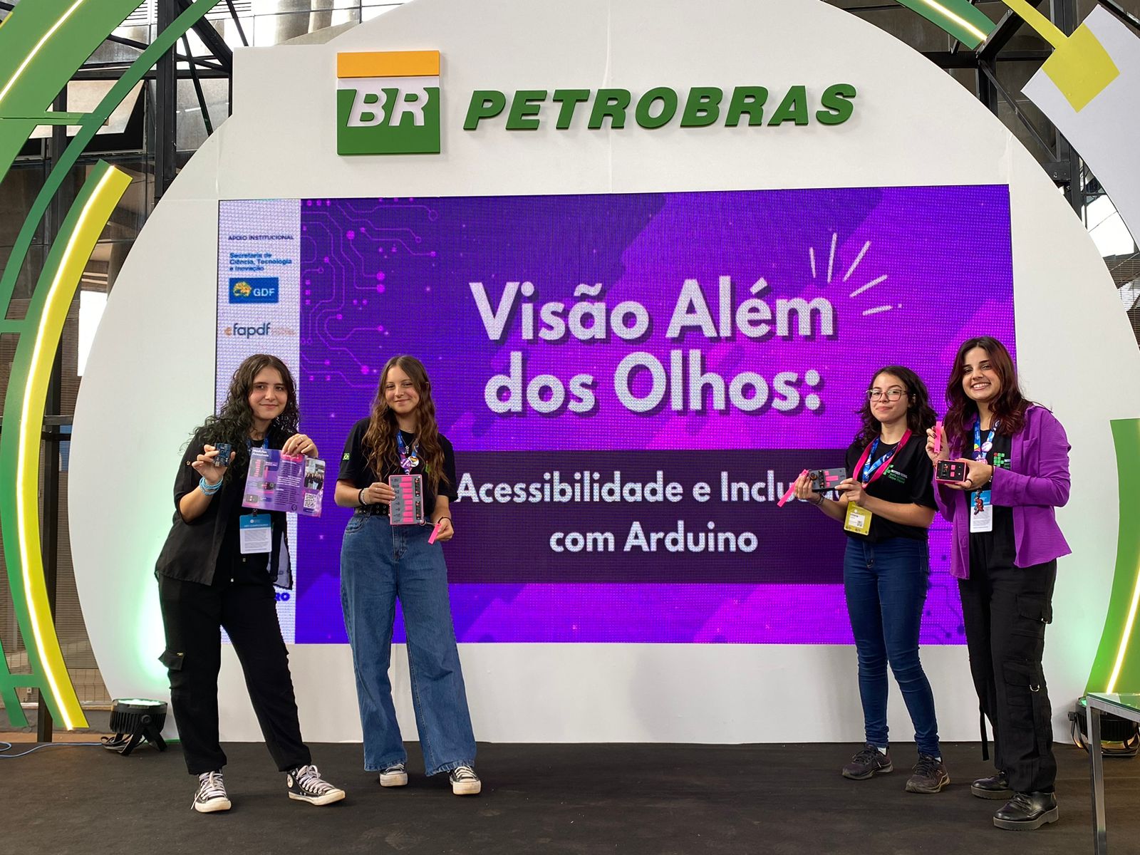 As estudantes Milena Ghisleni Raimann (16 anos), Vitória Mucelini Wagner (17 anos), Eduarda Bueno Zonta (19 anos) e Karoline Paula Coletti Gomes (17 anos) conquistaram a medalha de prata na Olimpíada Nacional de Ciências e Tecnologias Nucleares
