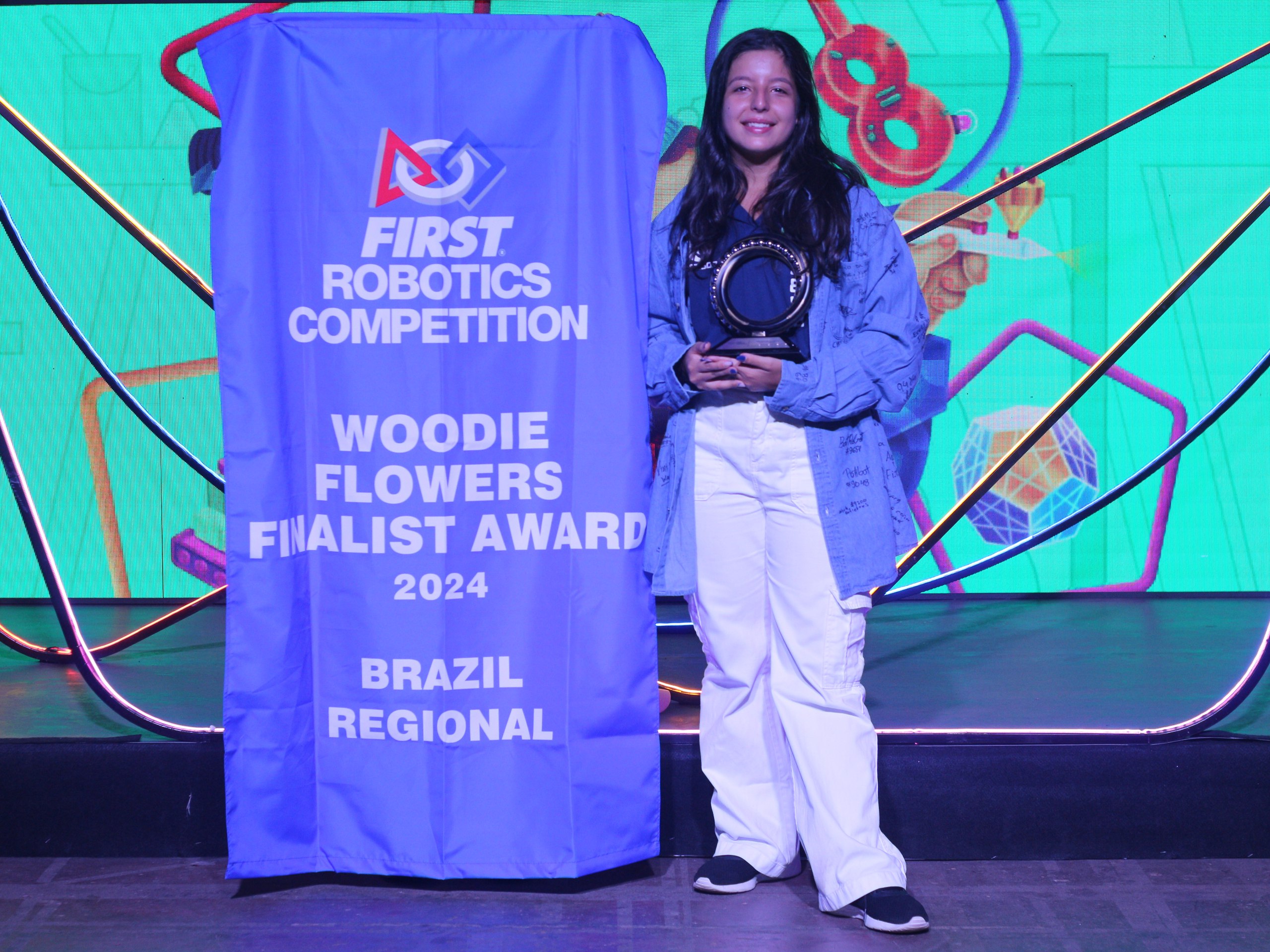 Carolina Martins Pedro, do Câmpus Florianópolis, conquistou o prêmio Woodie Flowers Finalist Award